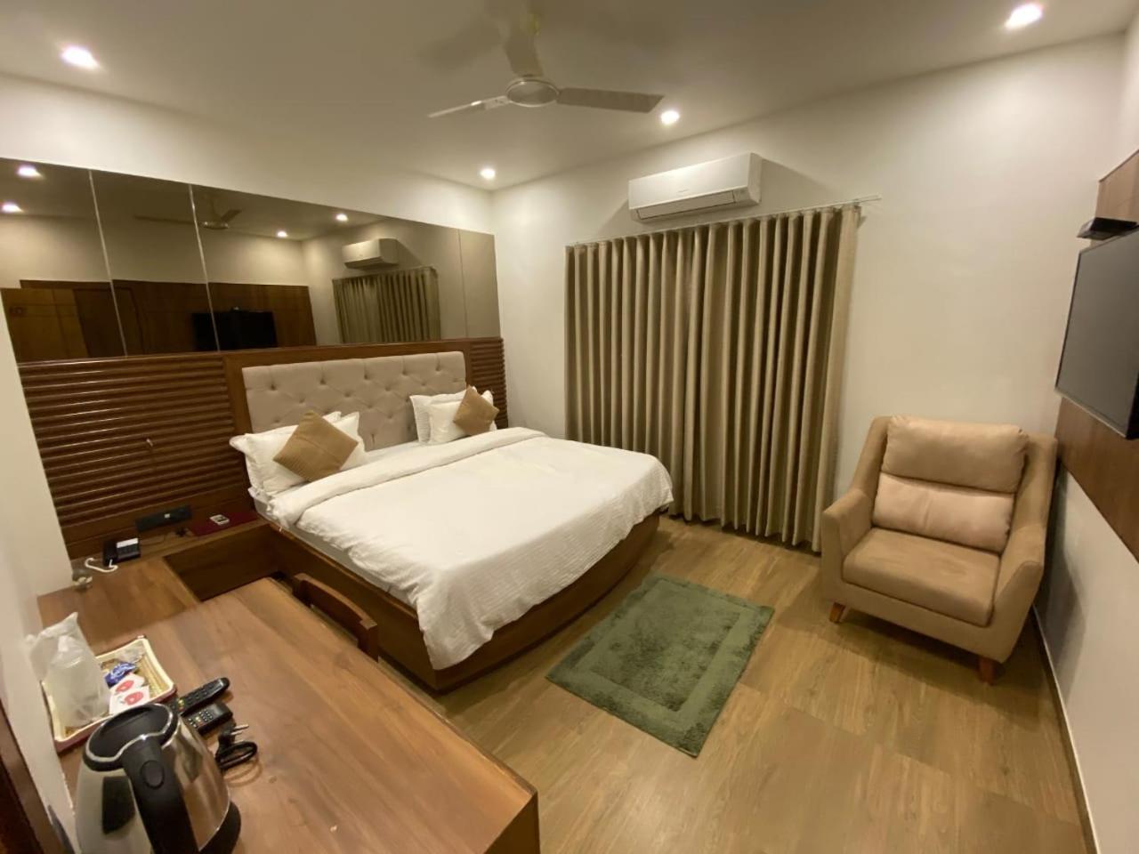 Hotel Evershine Rajkot Eksteriør bilde