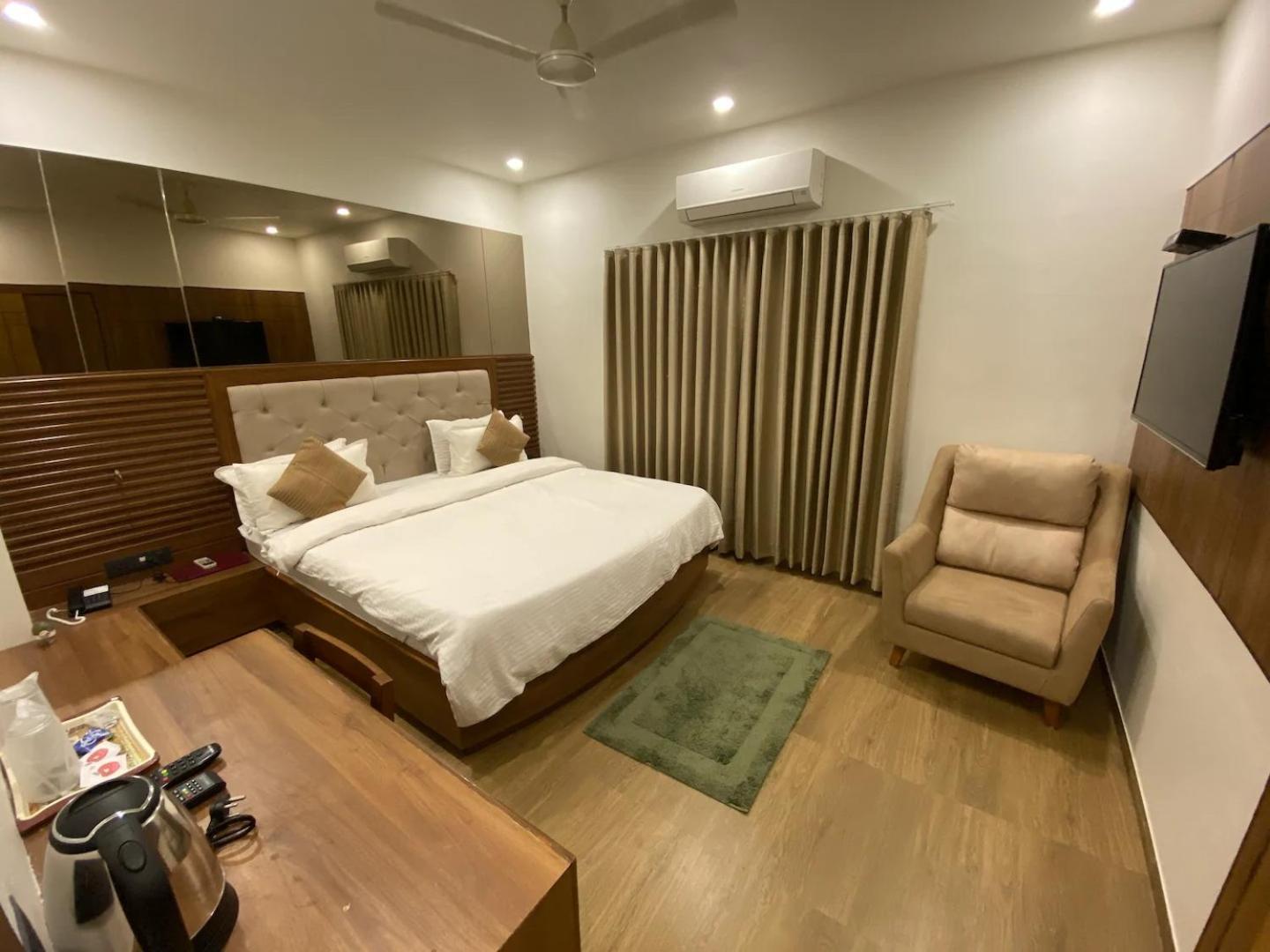Hotel Evershine Rajkot Eksteriør bilde