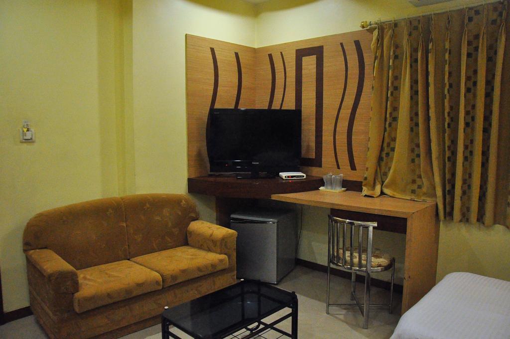 Hotel Evershine Rajkot Rom bilde