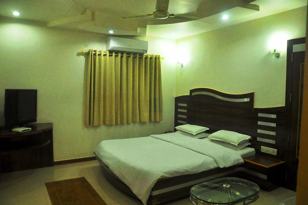 Hotel Evershine Rajkot Rom bilde