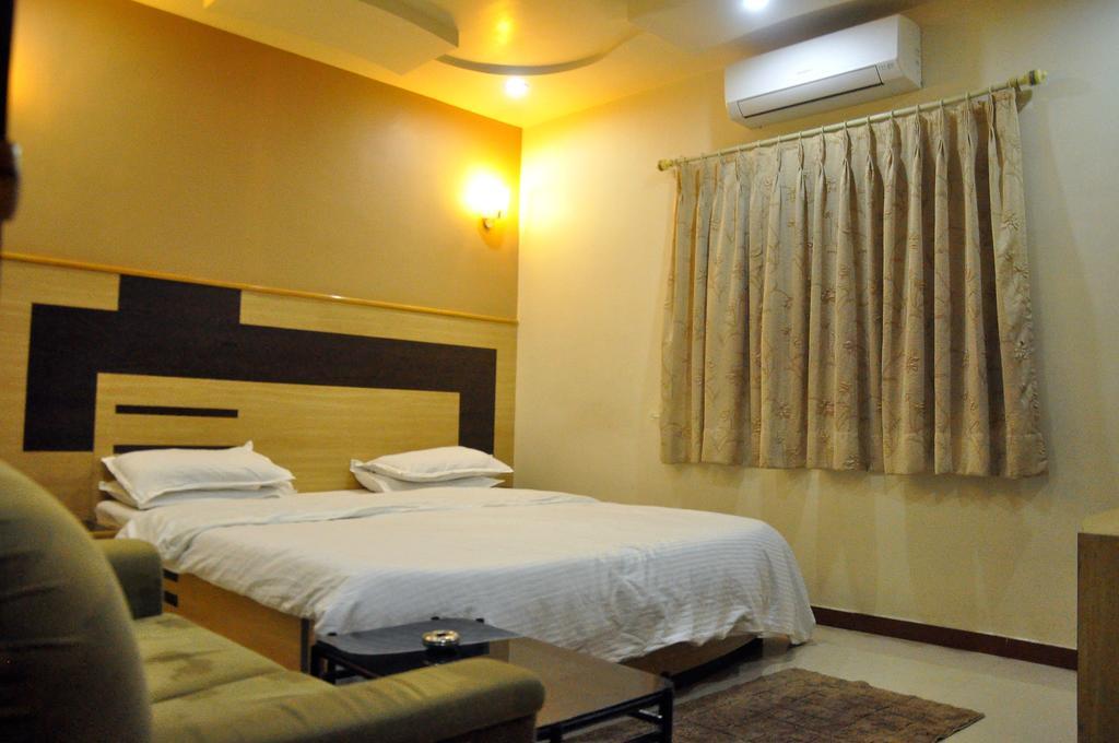 Hotel Evershine Rajkot Rom bilde