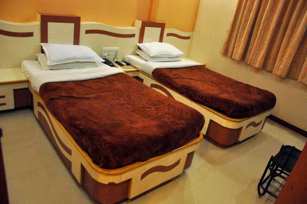 Hotel Evershine Rajkot Eksteriør bilde