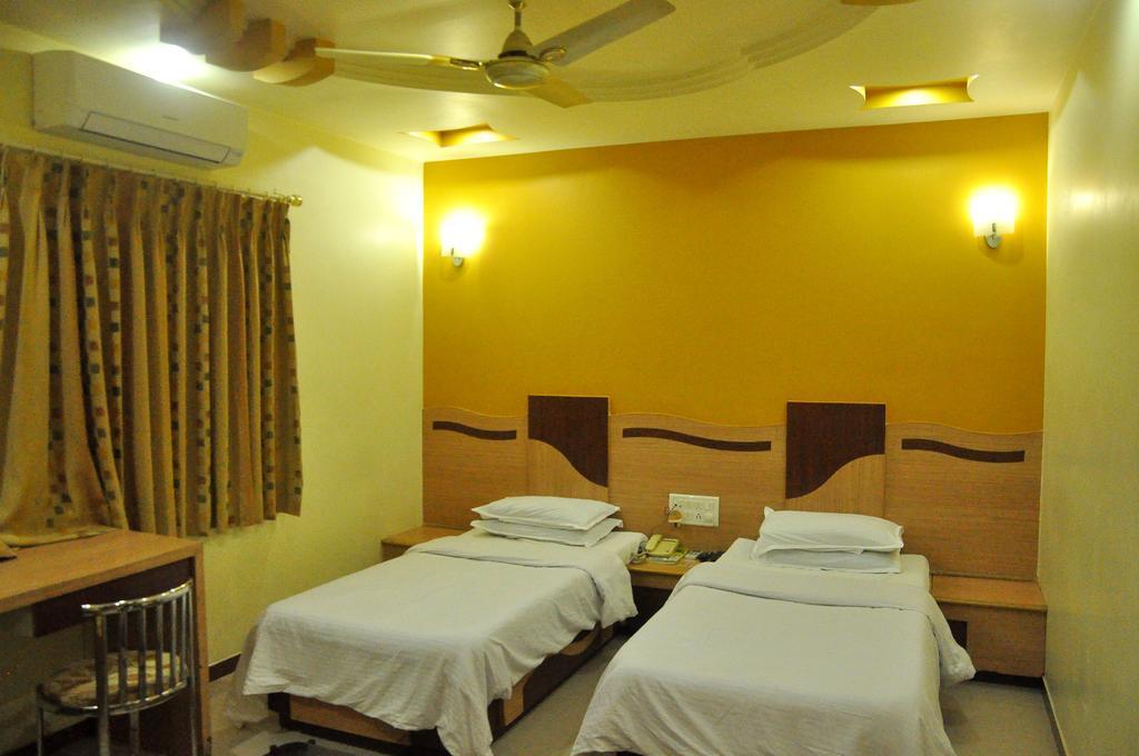 Hotel Evershine Rajkot Rom bilde